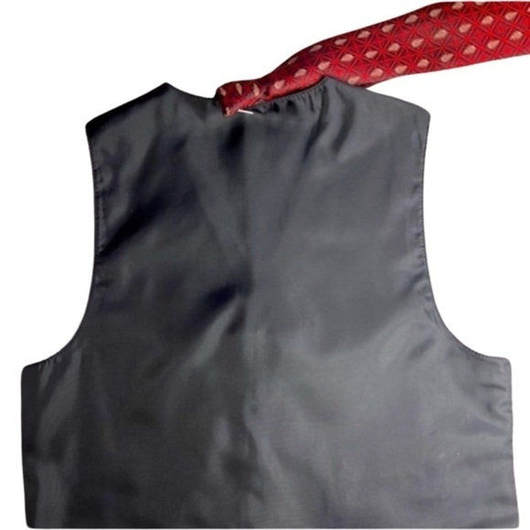 Style up your little man with our adorable 4T Lil Mans Vest & Matching Necktie! - Picture 3 of 7